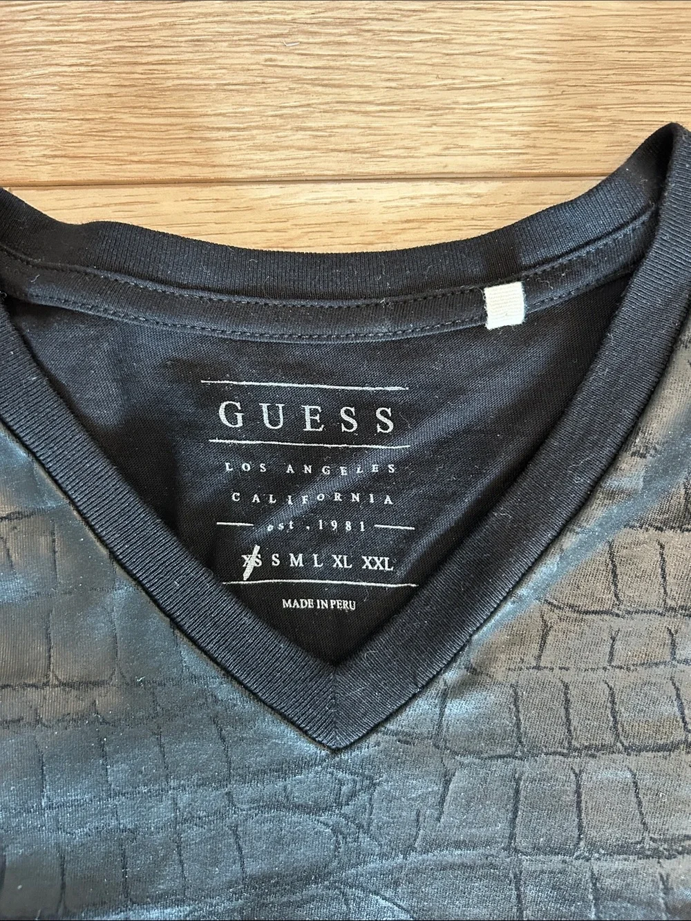 Guess Crocodile Faux Leather Black Mens Short Sleeve V-Neck T-Shirt XS - Picture 2 of 3